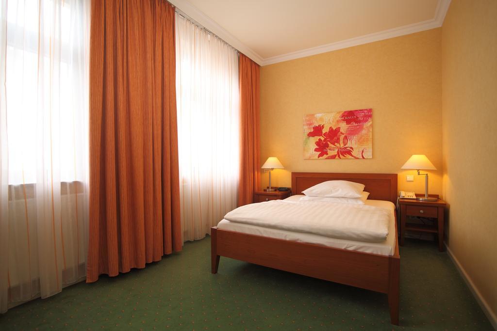 Alster-Hof Hotel Хамбург Екстериор снимка