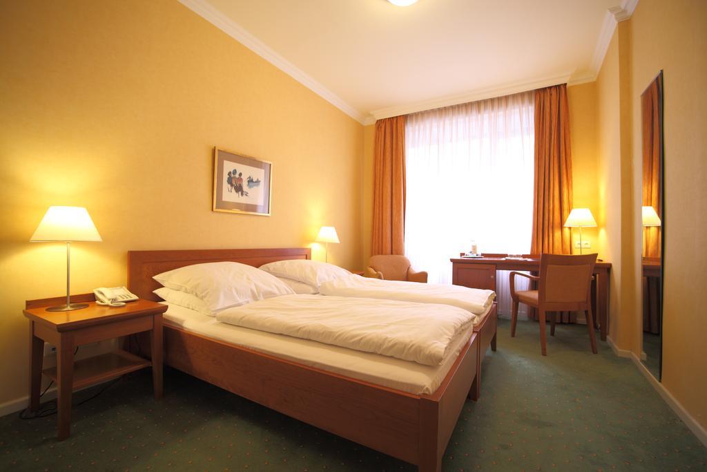 Alster-Hof Hotel Хамбург Екстериор снимка